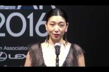 安藤サクラ＆木村佳乃、セクシー衣装共演「おっぱいあって良かった」 『VOGUE JAPAN Women of the Year 2016』