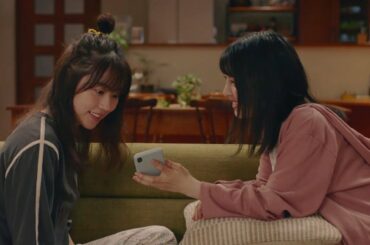 浜辺美波＆有村架純が写真撮り合い　「天才」な笑顔の撮り方は…　「JA共済」ウェブ動画シリーズ「カスミナミ」第6弾「笑顔の裏ワザ」編