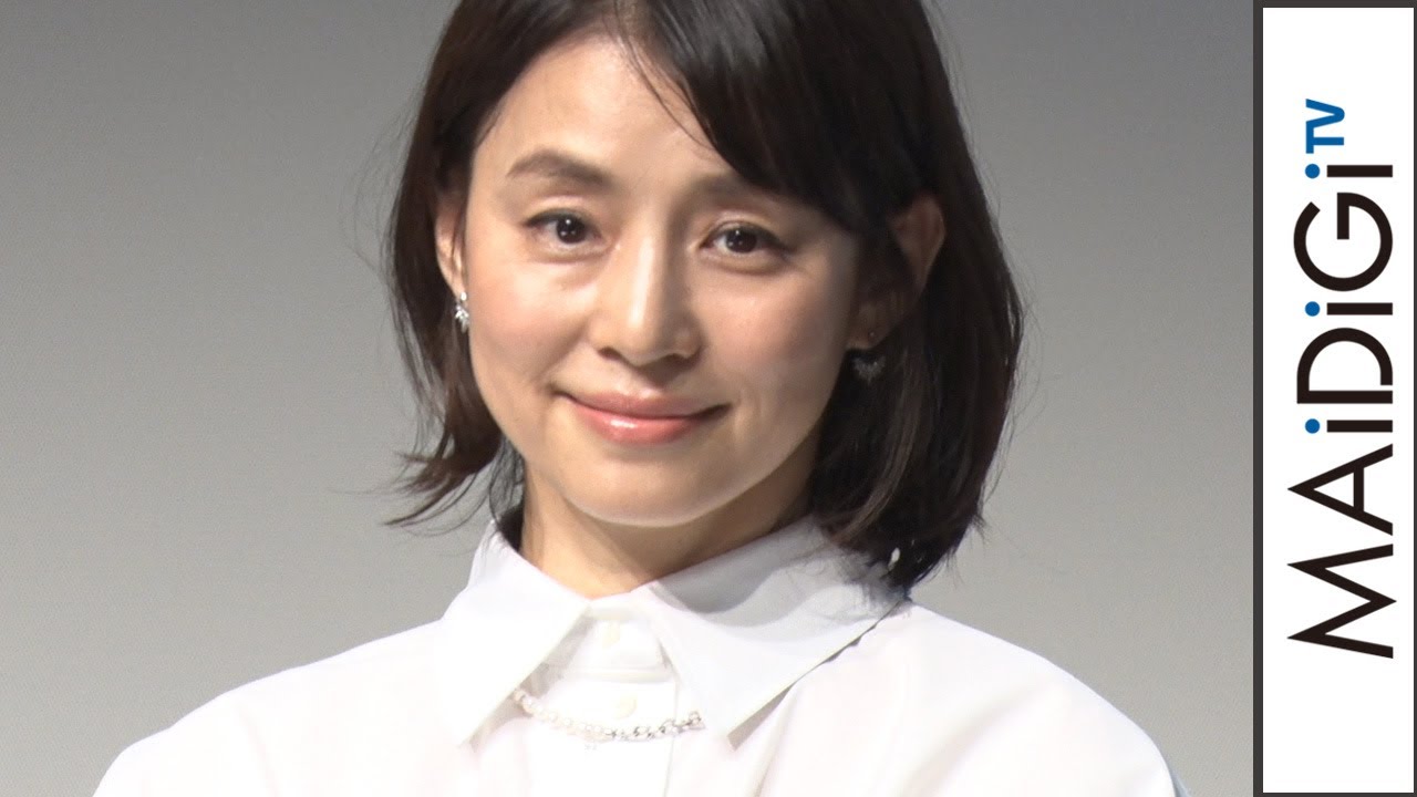 石田ゆり子、袖ふんわりシャツ×ボリュームスカートでキュートな大人コーデ 石田ゆり子、袖ふんわりシャツ×ボリュームスカートでキュートな大人コーデ