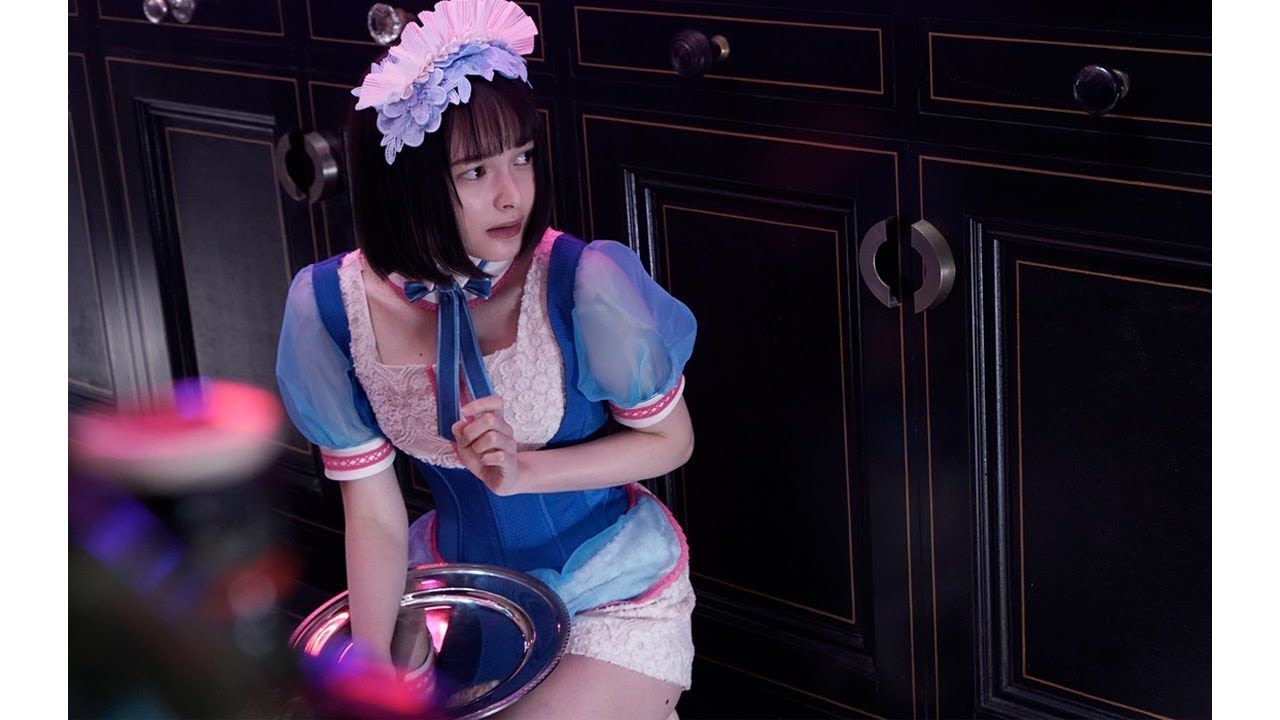 玉城ティナ、メイド姿のヒロイン役　宙吊り＆水浸しの体当たり演技　映画『Diner ダイナー』本予告