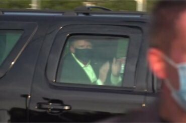 入院中のトランプ氏が「サプライズ外出」　車内から支持者に手を振る