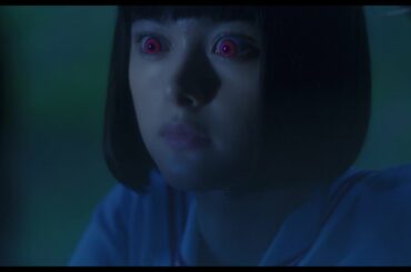 花を踏みつけ、人形にナイフ…。玉城ティナが恐ろしい!『暗黒女子』予告編 花を踏みつけ、人形にナイフ…。玉城ティナが恐ろしい!『暗黒女子』予告編