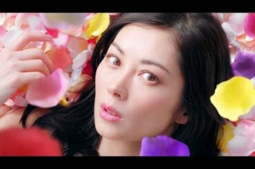 伊東美咲、久々のCM出演で花びらに包まれる　『パーフェクトアスタコラーゲン』新CM「満ち、満ちる、美しさ」篇