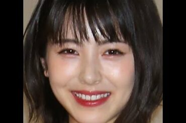 ✅  浜辺美波、生配信で“見えちゃった”「ナマ足」映り込み”アクシデント”