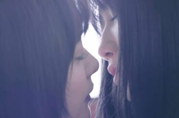 玉城ティナが岡本夏美に怪しく囁く「ユリコ様になってみる？」　学校に語り継がれる伝説を巡るスペンスミステリー『そして、ユリコは一人になった』