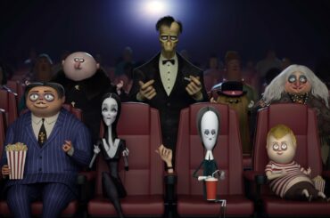 激レア！ファミリーの映画鑑賞シーン　ハロウィン準備も　映画「アダムスファミリー」予告編が公開
