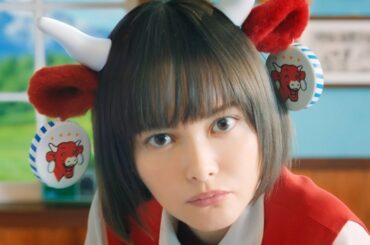 玉城ティナ、キュートな牛耳コスでツンデレ？ とびきりスマイルで“あるある”紹介　『ベルキューブ』WEB CM