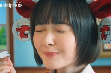 玉城ティナ、キュートな牛のコスプレでとびきりの笑顔「ベルキューブ」WEB CM