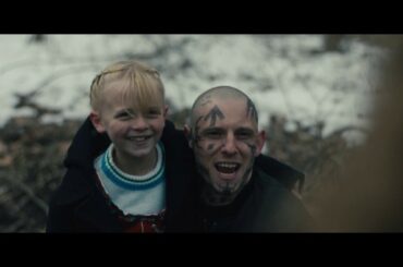 ジェイミー・ベル、ダニエル・マクドナルド熱演！実話に基づく衝撃作『SKIN／スキン』予告編