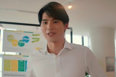 岡田健史、野球部仕込み？の腕立て伏せを披露　鍛え上げられた体が映える白シャツ姿も