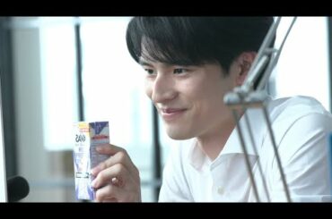 岡田健史、鍛えられた“美”胸筋がシャツの上からでもクッキリ！