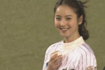 佐々木希さん「投げてフニャン」な始球式