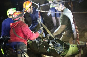 入り組んだ洞窟抜け、ストレッチャー使い　タイ北部の洞窟から少年らを救出するダイバーたち