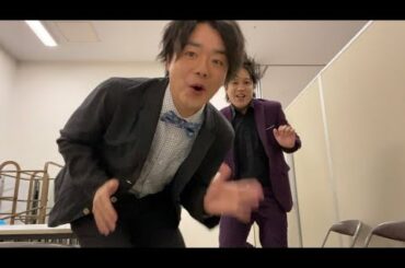 TAIGAさんのネタ中、舞台袖で踊るぺこぱ