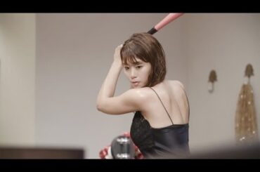 稲村亜美、セクシーネグリジェ姿でハンマー神スイング　『ASLEEP』新CM「神スイング」篇＆メイキング映像