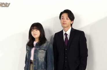 『この恋あたためますか』中村倫也が森七菜を“モリスケ”呼びで距離を縮める！森七菜、中村倫也の肩に手を置きクールな表情　グラビア撮影現場に潜入！