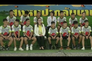 タイの少年12人とコーチ　笑顔で記者会見