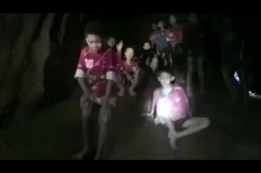 発見の瞬間、しかし救出は？　タイ洞窟で行方不明の少年ら