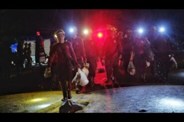 少年の救助報告に歓声　タイ洞窟