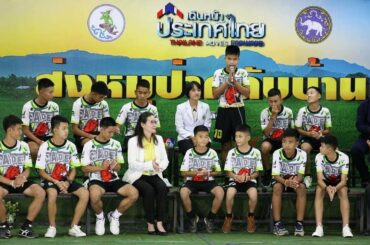 タイ洞窟から救出された少年らがそろって会見　１カ月ぶりの帰宅へ