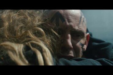 ジェイミー・ベルが増量＆顔面にタトゥー！『SKIN／スキン』特報