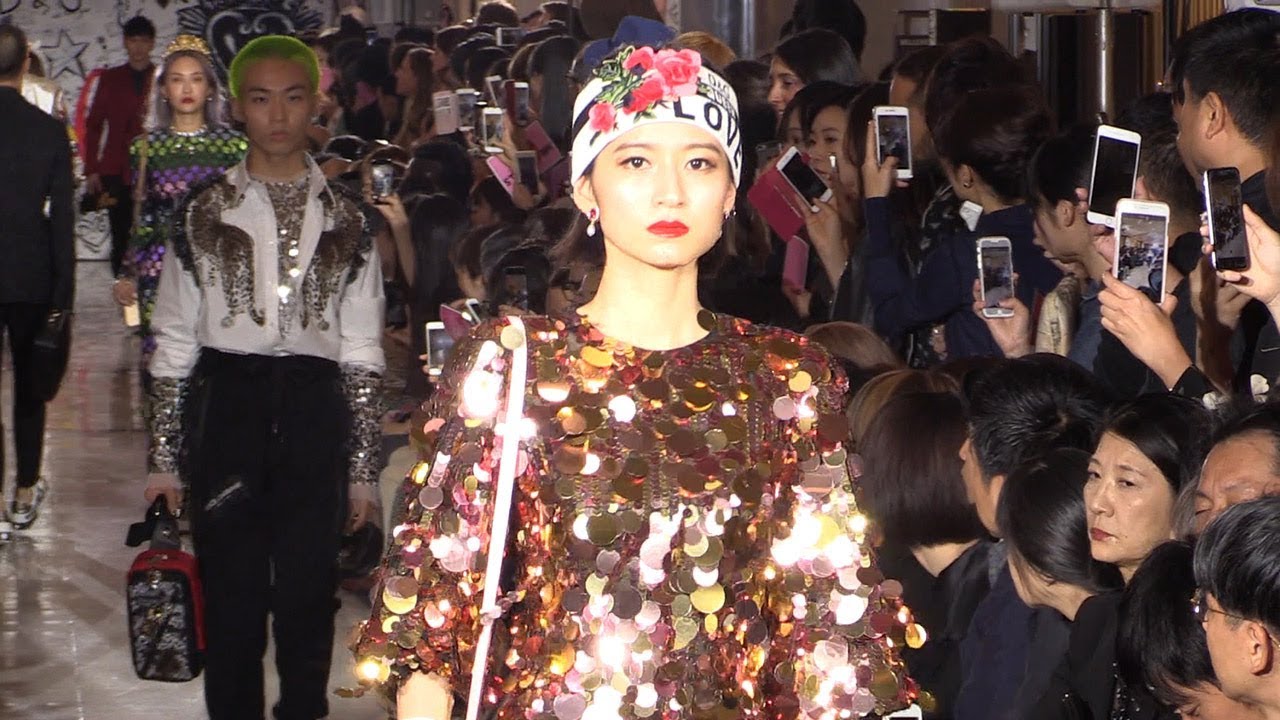 伊勢丹新宿店にランウェー 「ドルチェ&ガッバーナ」のファッションショー 松井愛莉さんや大野拓朗さんらが登場 伊勢丹新宿店にランウェー 「ドルチェ&ガッバーナ」のファッションショー 松井愛莉さんや大野拓朗さんらが登場