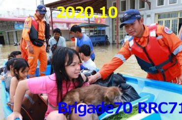 洪水で被災した住民を救助するレスキュー隊。（2020.10.Cambodia）