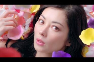 伊東美咲、花びらシャワーでリラックス