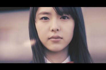 唐田えりか、制服姿でサッカーボール蹴りあげる　JAL企業広告「3月の校庭」篇