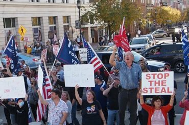 バイデン氏支持者とトランプ氏支持者がにらみあい