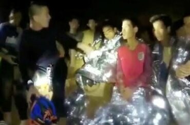 タイ洞窟で少年ら１３人閉じ込め、家族らの疲労色濃く