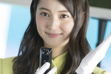 佐々木希、キュートすぎるツアーガイド姿で厚切りジェイソンと“急接近”！ロッテ「のど飴」新CM 「ツアーガイド」編