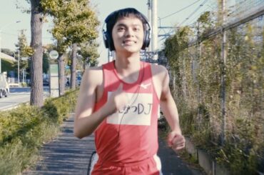 北村匠海、ピチピチウェアで渋谷の街を爆走！　映画『とんかつDJアゲ太郎』特別映像（渋谷爆走編）