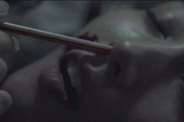 三津谷葉子、ストローで鼻から血吸われる…　映画「海の底からモナムール」特報