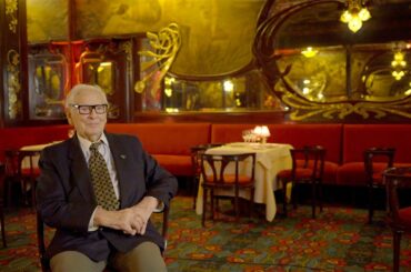 人気絶頂のビートルズがピエール・カルダンの服を身にまといインタビューを受ける本編映像