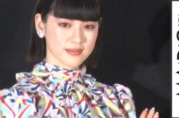 三吉彩花、パフスリーブの個性派ワンピ姿で美脚ちらり