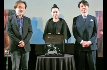 映画「スパイの妻」（１６日公開）で第７７回ベネチア国際映画祭の銀獅子賞（監督賞）を「座頭市」の北野武監督（７３）以来、日本人として１７年ぶりに受賞した黒沢清監督（６５）が７日、都内でトロフィーのお披