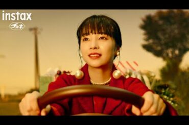 美しい夕景の中で広瀬すずがサンタクロースに!?富士フイルム instax“チェキ”CM