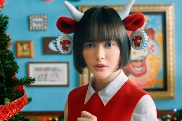 玉城ティナの“牛”姿がかわい過ぎると評判！　ベルキューブWEB動画 「クリスマスの悩み」篇