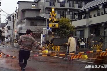 踏切に女性、１０秒後に電車が…ドラレコが捉えた救出劇