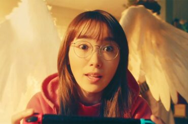 飯豊まりえに羽生える！？　メガネ姿のゲーム大好き女子に　狩野英孝は神様姿で熱唱　「イモータルズ フィニクス ライジング」新CM