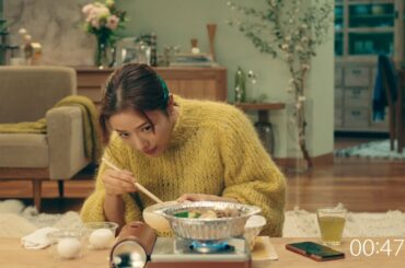 石原さとみと楽しむ2分間　おうちで「牛すき鍋定食」に舌鼓　「すき家」新CMロングバージョンが公開