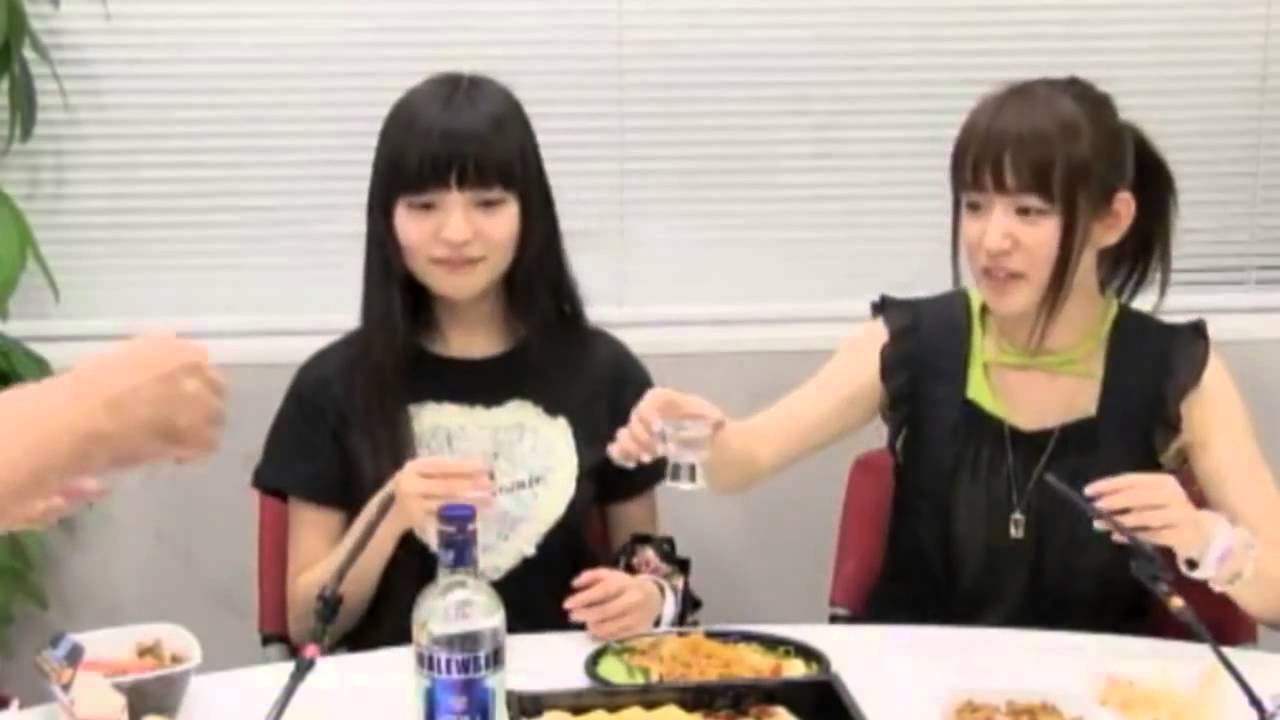 上坂すみれ 生放送中にウォッカを飲み干す