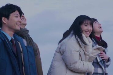 浜辺美波、打ち上げ花火にビビる？　橋本環奈は大爆笑！　“先生”星野源、長谷川博己、新田真剣佑とサプライズの準備…　ドコモの新CMメーキングが公開