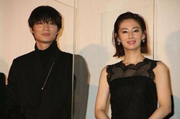 俳優の綾野剛さんが11月14日、東京都内で行われた主演映画「ドクター・デスの遺産-BLACK FILE-」（深川栄洋監督）の公開記念舞台あいさつに登場した。終盤のあいさつで、綾野さんは「エンターテイン