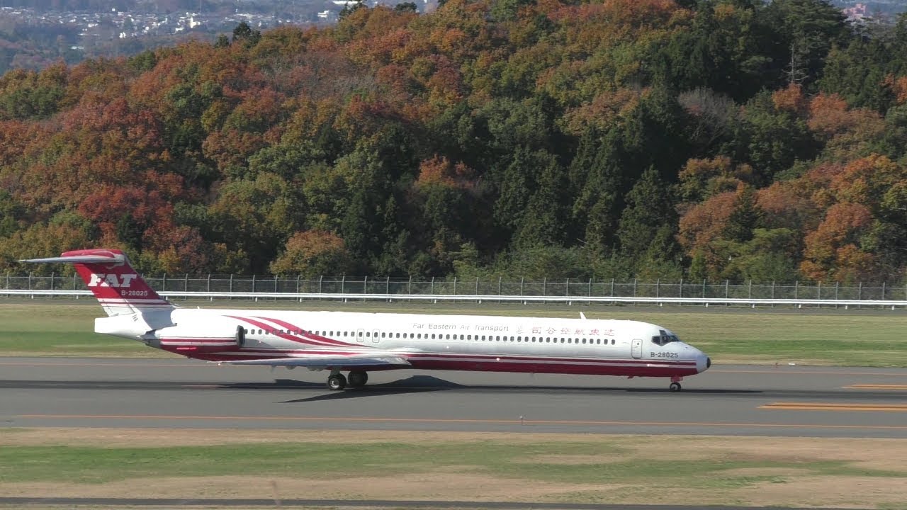 SUKAGAWA 福島空港 滑走路いっぱいで離陸するMD83(遠東航空)