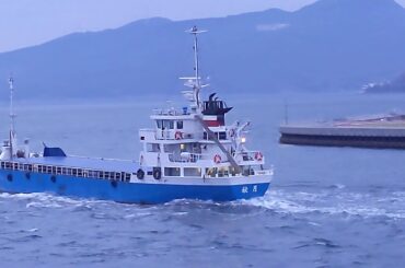 上関大橋を通過する船舶