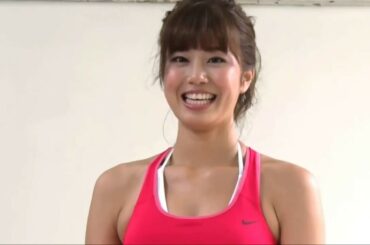 稲村亜美の生足・足裏(スロー再生)