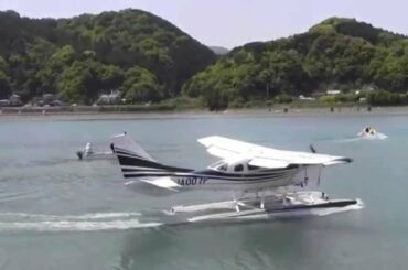 水上機セスナ離陸体勢　Seaplane will soon take off.