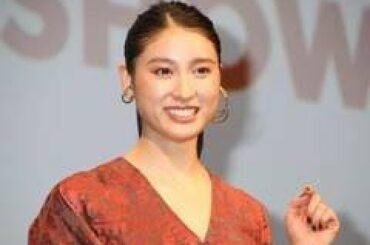 女優の土屋太鳳さんが11月4日、東京都内で行われた、主演映画「フード・ラック！食運」（寺門ジモン監督、11月20日公開）の舞台あいさつに登場した。深いVネックのロングドレスとタイトなポニーテールで大人